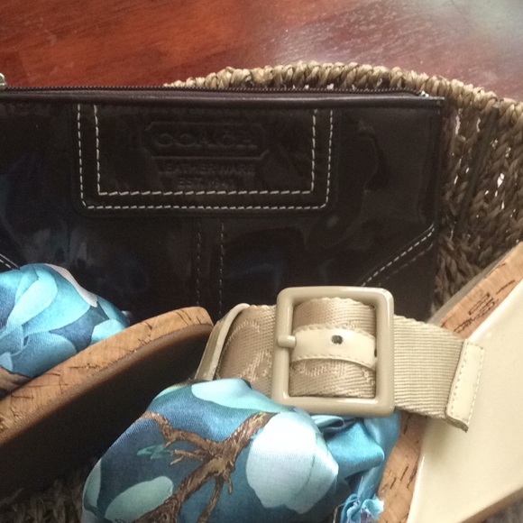 Coach Cream Wedge & Brown Leather Wristlet - Picture 2 of 8